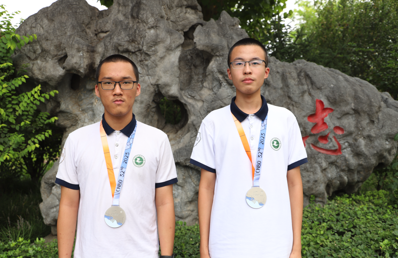 第32届全国中学生生物学奥林匹克竞赛2名银牌获得者，李桓宇（左）、高浩然（右）